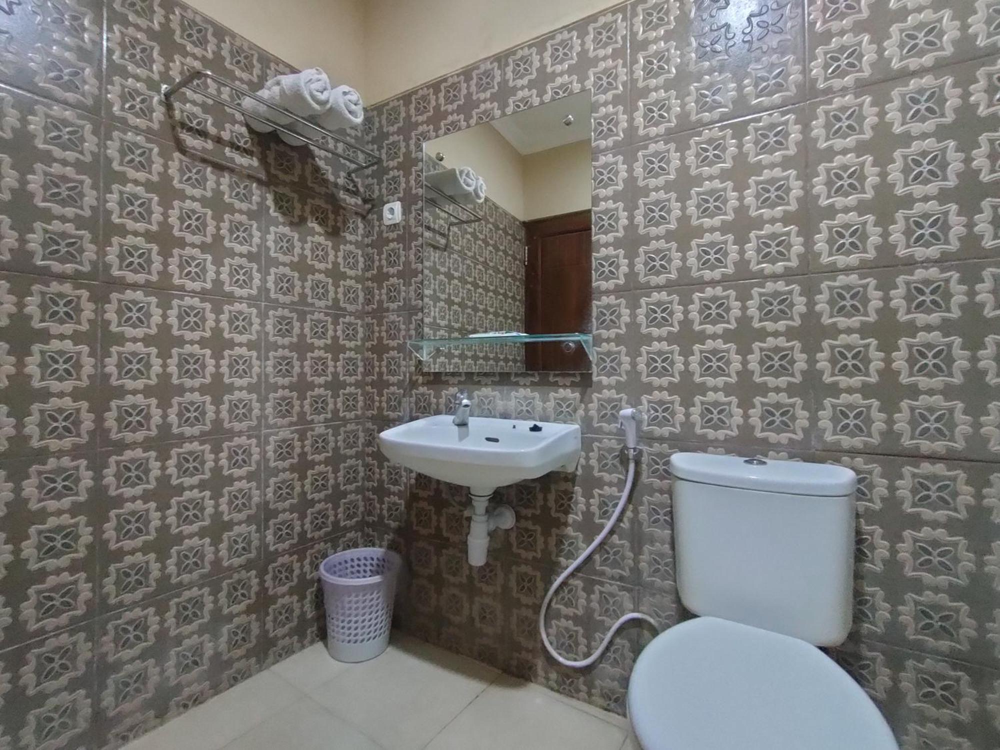 Hotel Reddoorz Syariah At Graha Adi Karya Kartasura Kartosuro Exterior foto