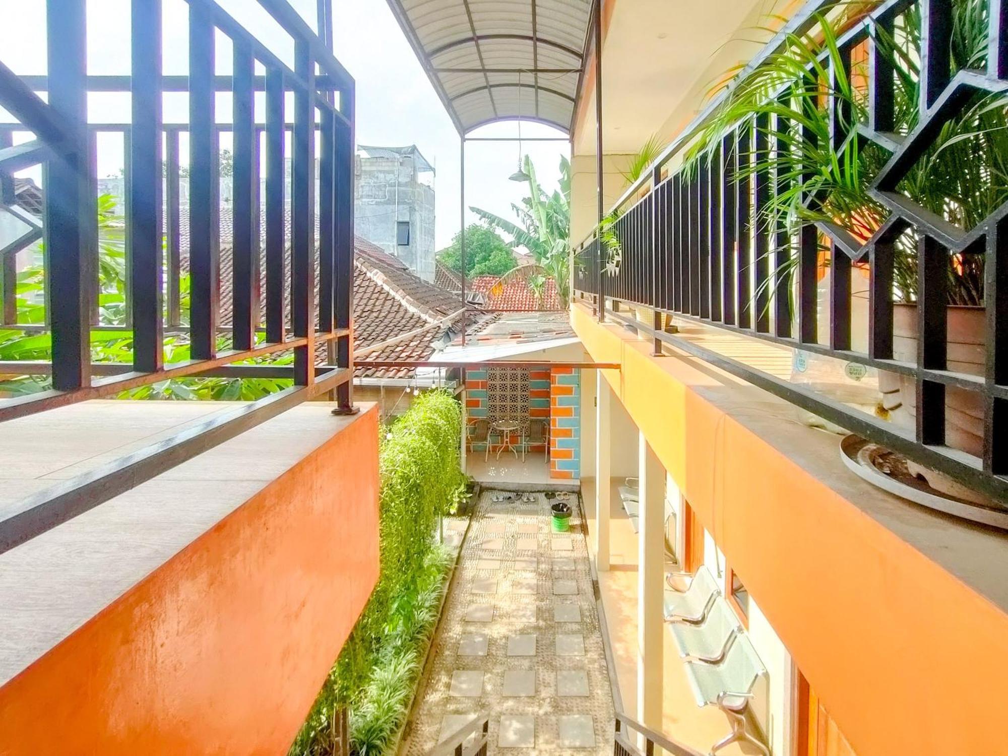 Hotel Reddoorz Syariah At Graha Adi Karya Kartasura Kartosuro Exterior foto